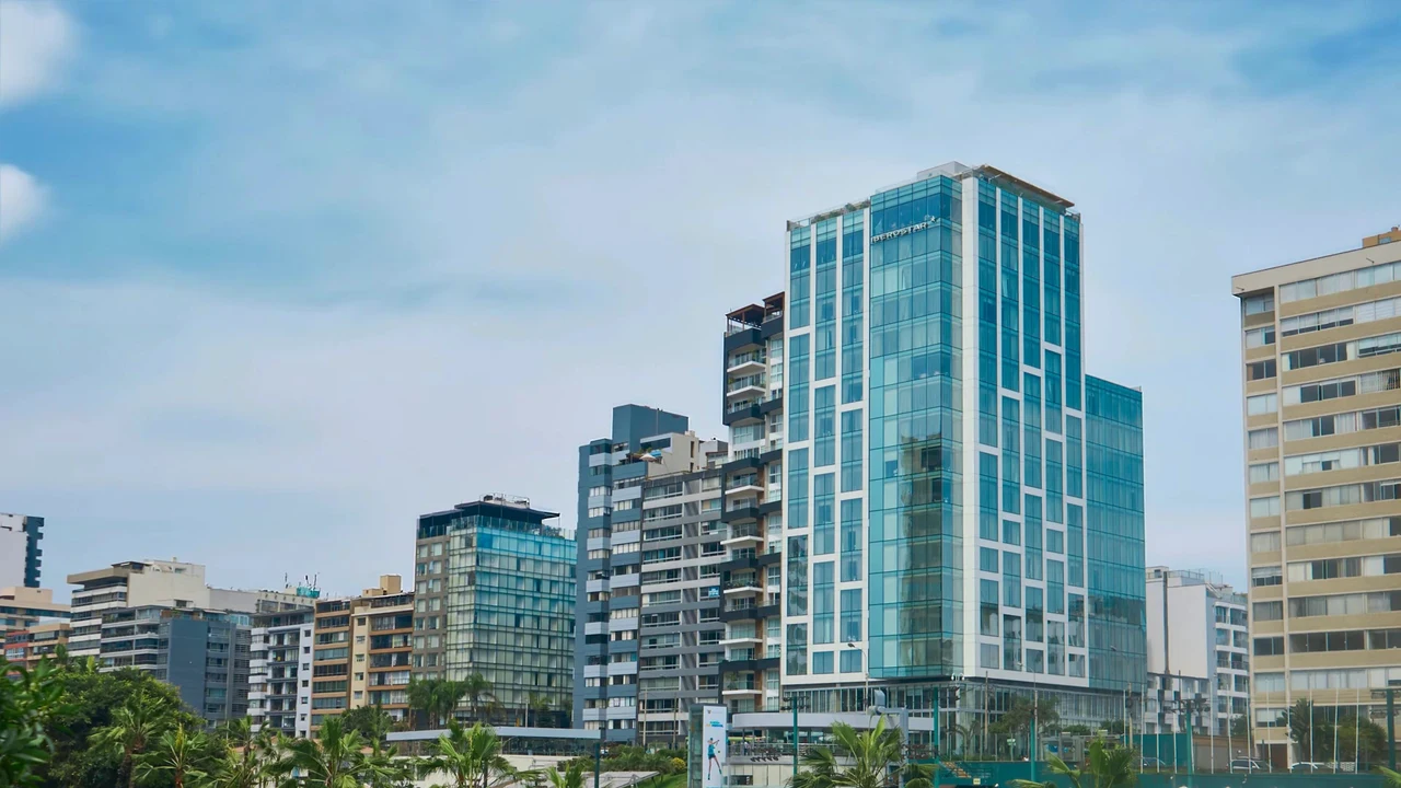Edificios y espacios urbanos de Lima, Perú, fotografiados desde un parque.